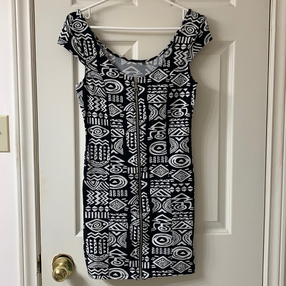 🌷3 for $25🌷Forever 21, US S, White & Black Tribal Print Zipper Front Dress